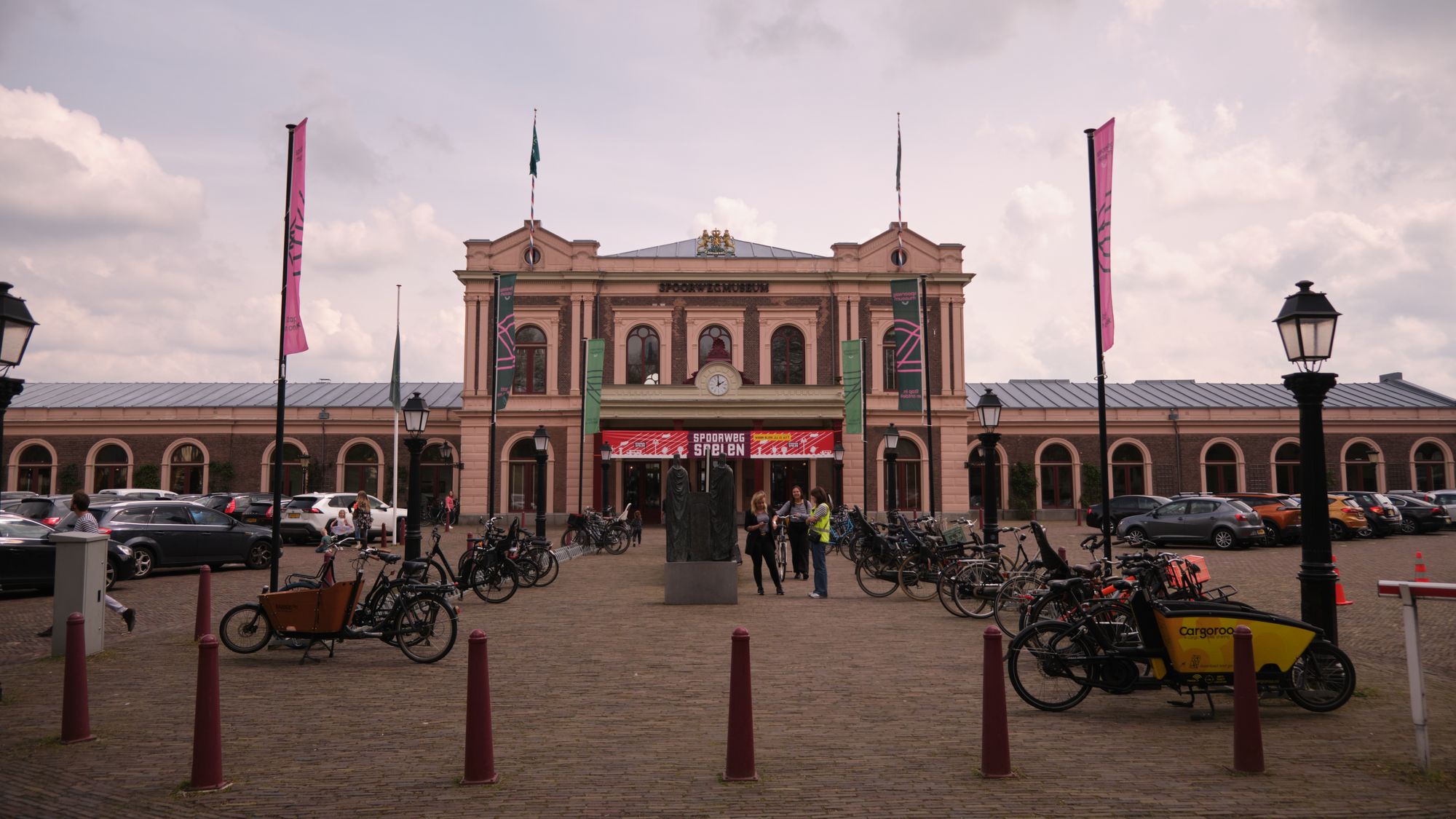 This is one of the few preserved wagons belonging to the original Orient  Express. Place: Spoorwegmuseum in Utrecht.